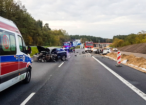 służby ratunkowe i zniszczony pojazd