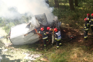 strażacy obracają busa