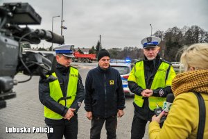 Policjanci ruchu drogowego podczas wywiadu