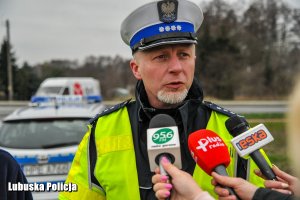 Policjant ruchu drogowego podczas wywiadu