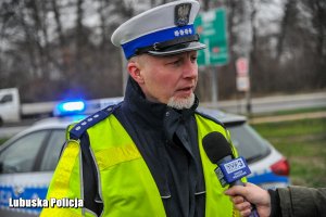 Policjant ruchu drogowego podczas wywiadu