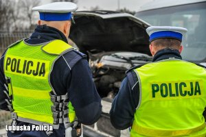 Policjanci ruchu drogowego podczas kontroli stanu technicznego auta
