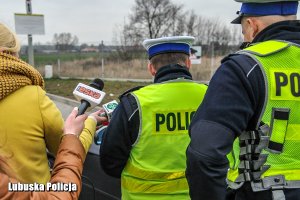 Policjanci  ruchu drogowego podczas kontroli auta