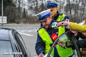 Policjant ruchu drogowego podczas kontroli auta