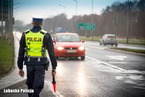 policjant obserwuje ruch pojazdów