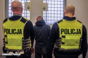 Policjanci z zatrzymanym mężczyzną.