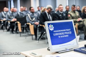 Widok na monitor i napis Podsumowanie pracy Lubuskiej Policji w 2018 roku