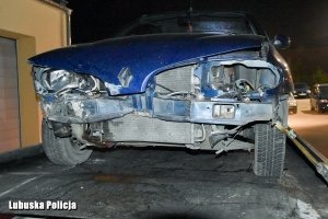 Uszkodzone auto na lawecie