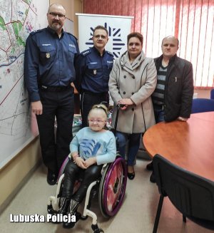 Policjanci, dziewczynka i jej rodzice