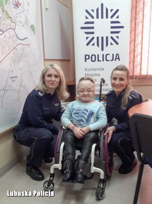policjantki i dziewczynka na wózku