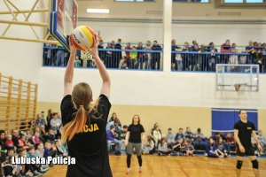 policjanci i nauczyciele grają w siatkówkę