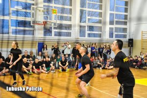 policjanci i nauczyciele grają w siatkówkę