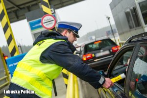 policjant kontroluje trzeźwość kierowcy