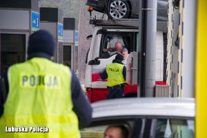 policjanci prowadzą działania na autostradzie