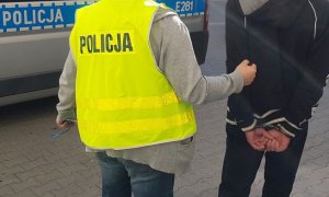 Policjant z zatrzymanym mężczyzną.