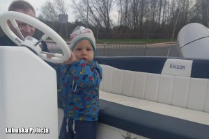 dziecko w policyjnej łodzi