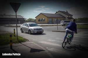 rowerzysta wjeżdża na przejście dla pieszych wprost pod jadący samochód