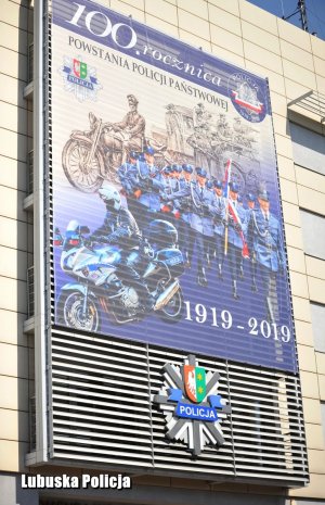 baner 100. rocznicy Polskiej Policji na budynku Komendy Wojewódzkiej Policji