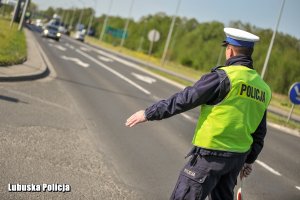 Policjant na zatrzymuje pojazd do kontroli.