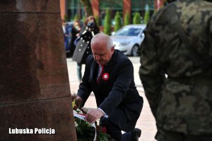 Wojewoda Lubuski składa wieniec przy pomniku Marszałka Piłsudskiego