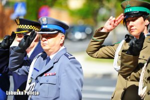 Zastępca Komendanta Wojewódzkiego Policji w Gorzowie Wielkopolskim inspektor Jerzy Głąbowski salutuje