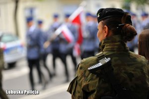 Żołnierka oraz kompania reprezentacyjna Lubuskiej Policji