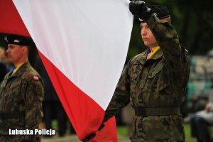 Żołnierze wznoszący flagę RP