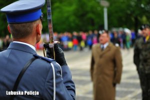 Generał Wojska Polskiego witający się ze sztandarami i pocztami