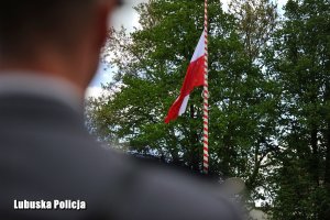 Policjant i flaga RP