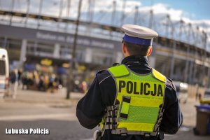 policjant podczas zabezpieczenia meczu żużlowego