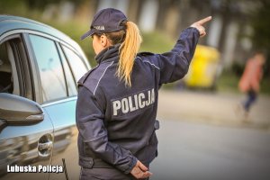 policjantka kieruje ruchem