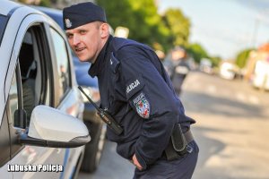 policjant udziela rad kierowcy