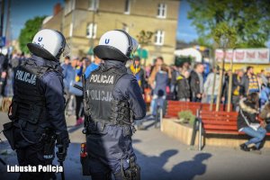 policjanci zabezpieczają derby żużlowe