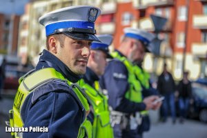 Policjant podczas zabezpieczenia żużlowych derbów.