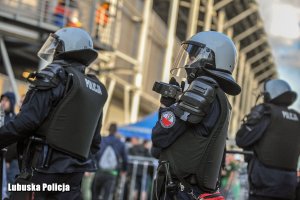 Policjanci podczas zabezpieczenia żużlowych derbów.