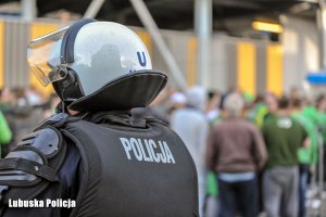 Policjant podczas zabezpieczenia żużlowych derbów.