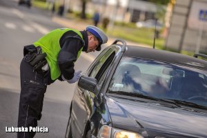 Policjant podczas zabezpieczenia żużlowych derbów.