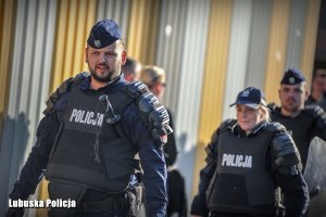 Policjanci podczas zabezpieczenia żużlowych derbów