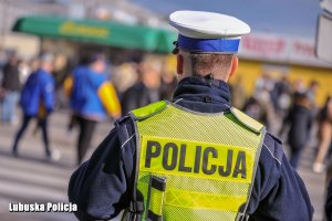 Policjant podczas zabezpieczenia żużlowych derbów