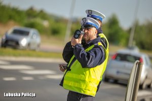 policjant mierzy prędkość