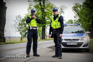 Policjanci kontrolujący prędkość pojazdów.