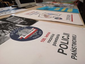 Przegląd prac konkursowych - prace rozłożone na stole