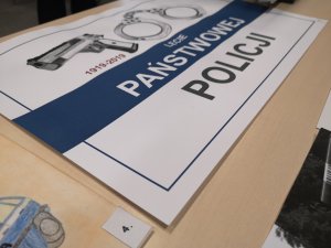 Przegląd prac konkursowych - prace rozłożone na stole