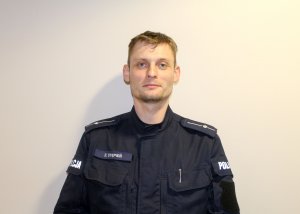 Policjant mł. asp. Zbigniew Stepień.