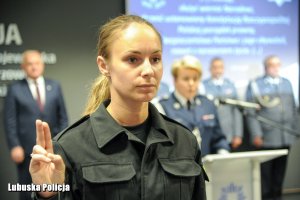 Policjantka podczas ślubowania.