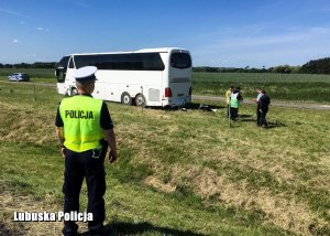 Policjant na miejscu zdarzenia drogowego.