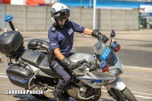 Policjant na motocyklu podczas jednej z konkurencji.