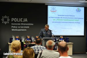 Przemawiający Zastępca Komendanta Wojewódzkiego Policji w Gorzowie Wielkopolskim.