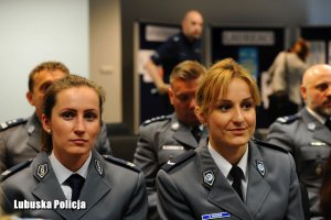 policjantki oglądające dekorację uczestników konkursu