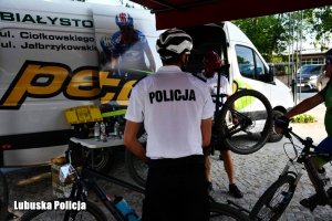 Policjant serwisuje rower